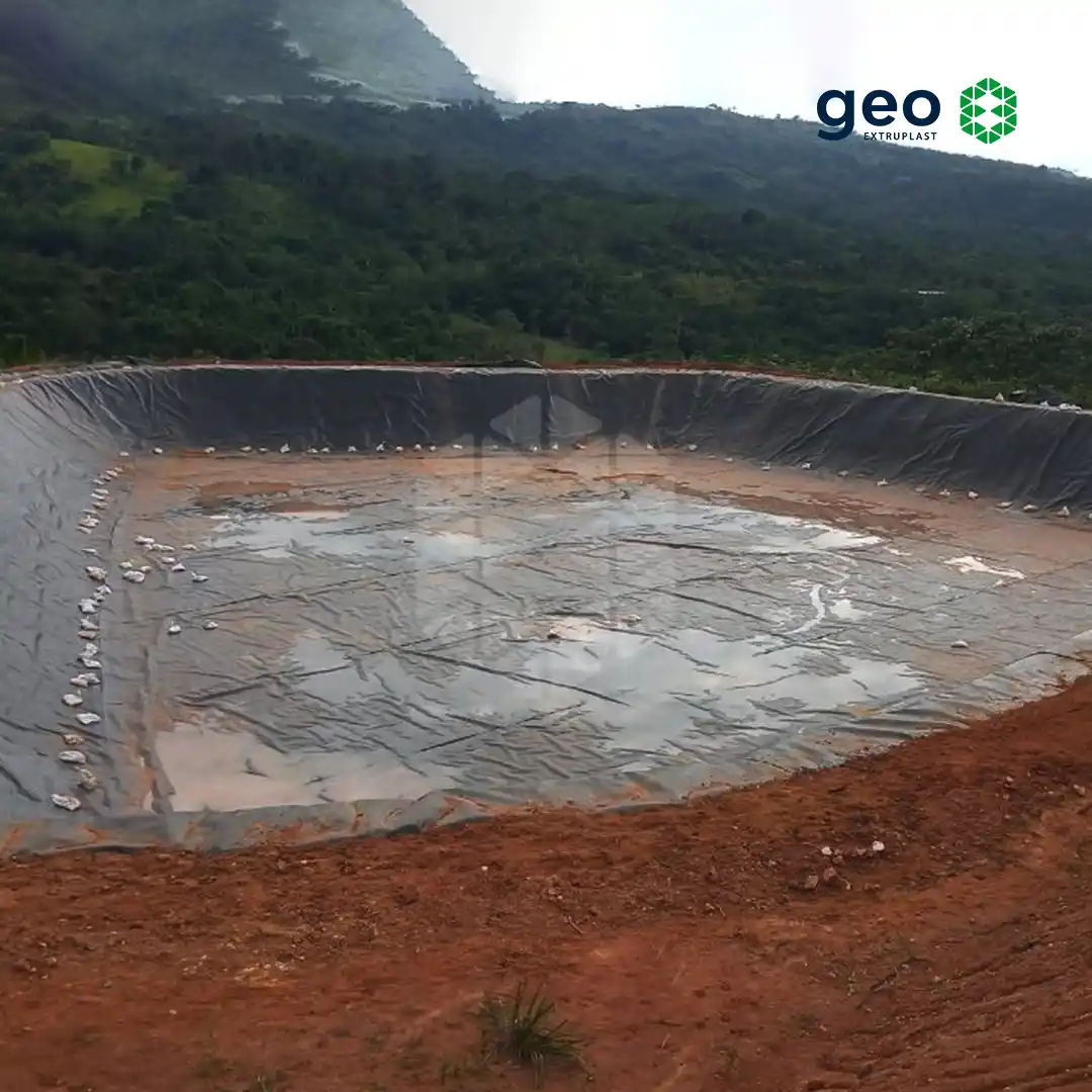 Geomembrana cubriendo la superficie de un relleno sanitario.