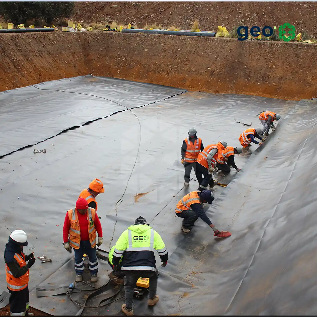 Aplicación de una geomembrana de PVC en las paredes de un túnel.