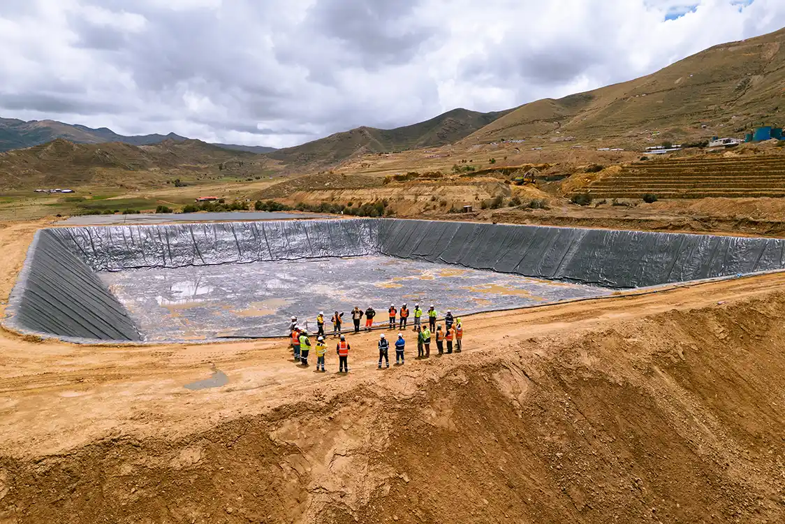 Vista aérea de un pad de lixiviación minero impermeabilizado con geomembrana HDPE.