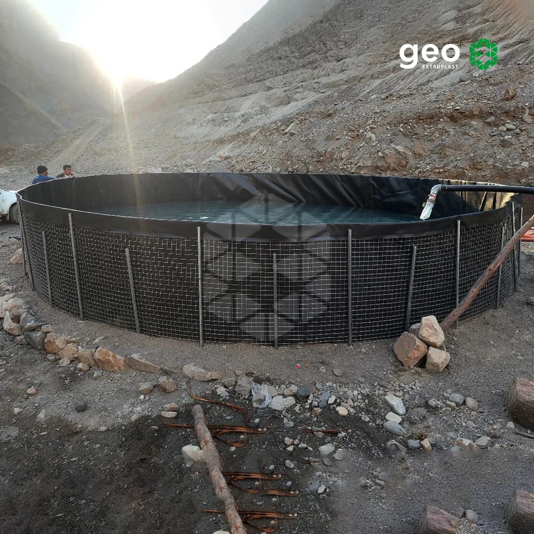 Equipo instalando rápidamente la estructura de un geotanque HDPE.