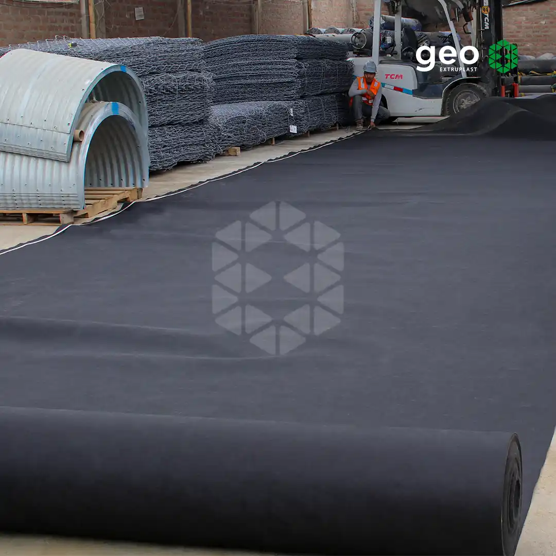 Rollo de geotextil no tejido listo para ser usado en un proyecto de estabilización de suelos.