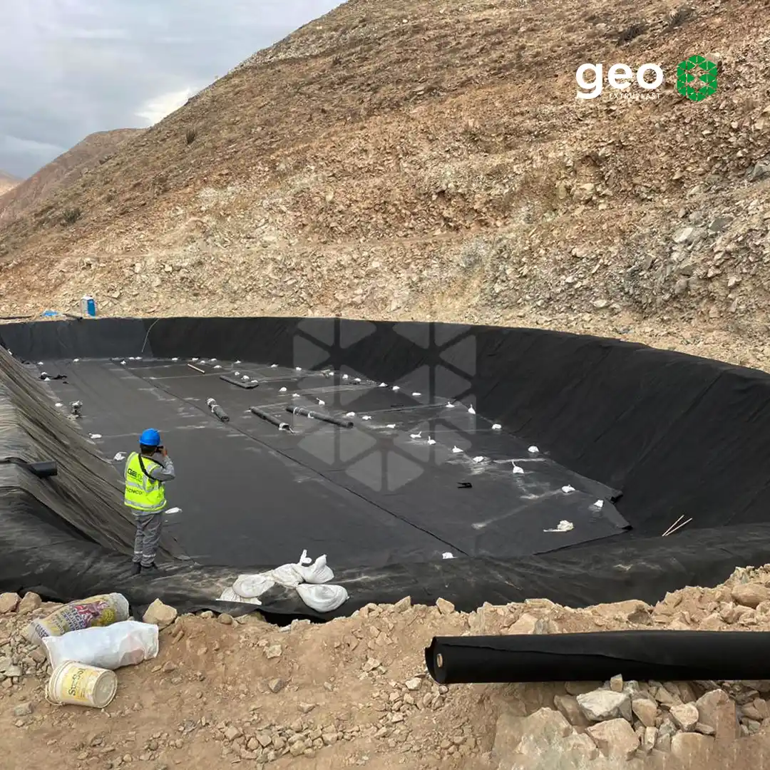 Diagrama mostrando una capa de geotextil separando el suelo fino de la grava en una carretera.