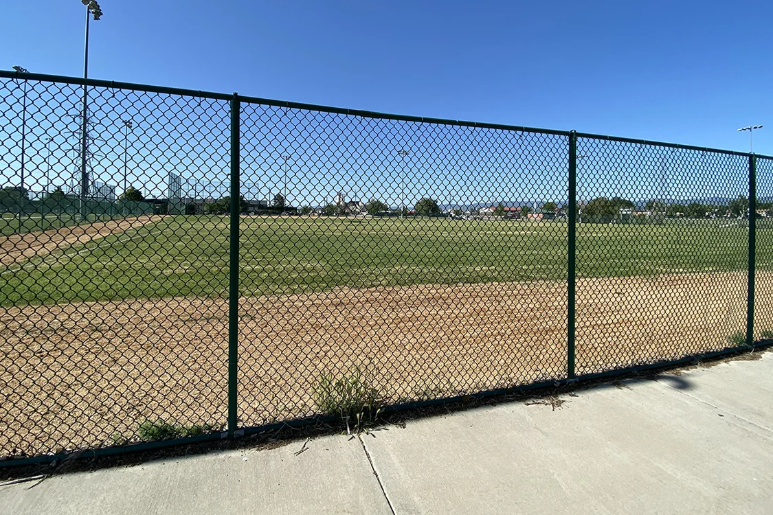 Cerco de malla olímpica instalado en un campo deportivo en Perú.
