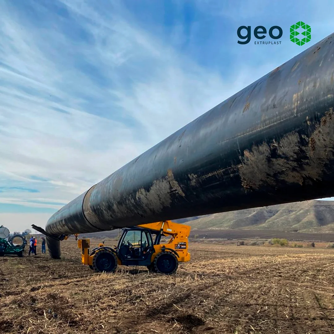 Rollos de tubería HDPE negra listos para ser instalados en un proyecto en Perú.