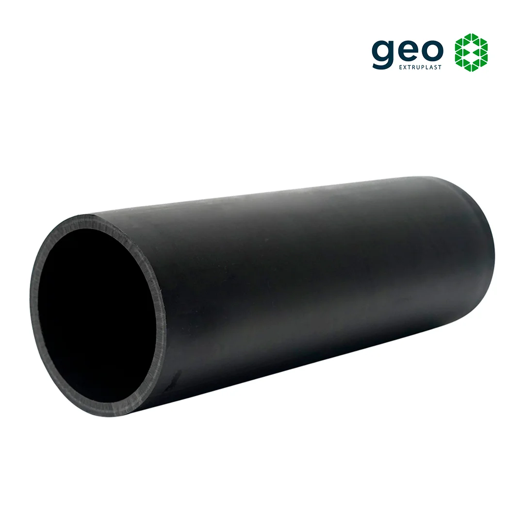 Instalación de tubería HDPE flexible en una zanja en terreno irregular.