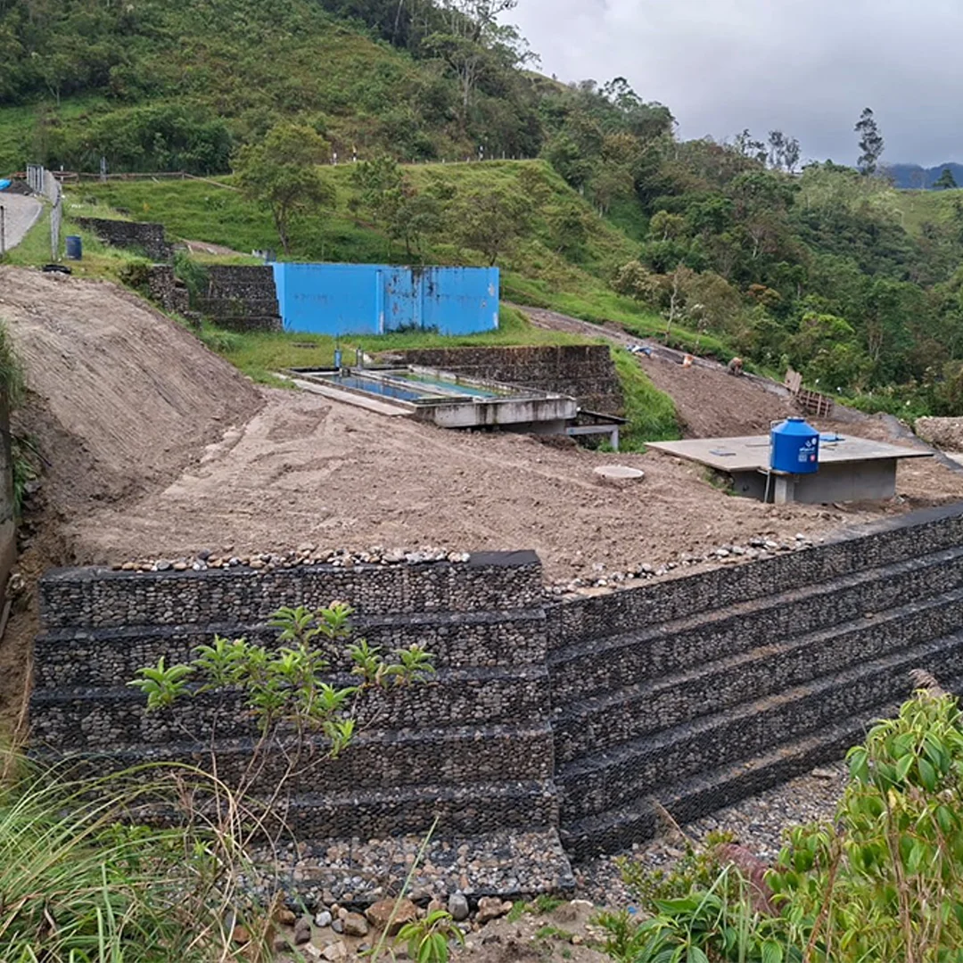 Muro de gaviones de contención de doble torsión en obra civil