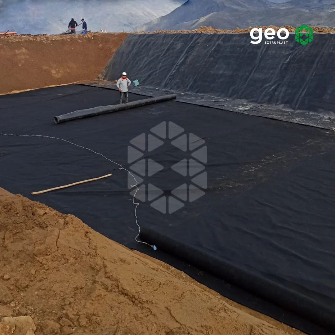 Tubería de drenaje envuelta en geotextil para filtración.